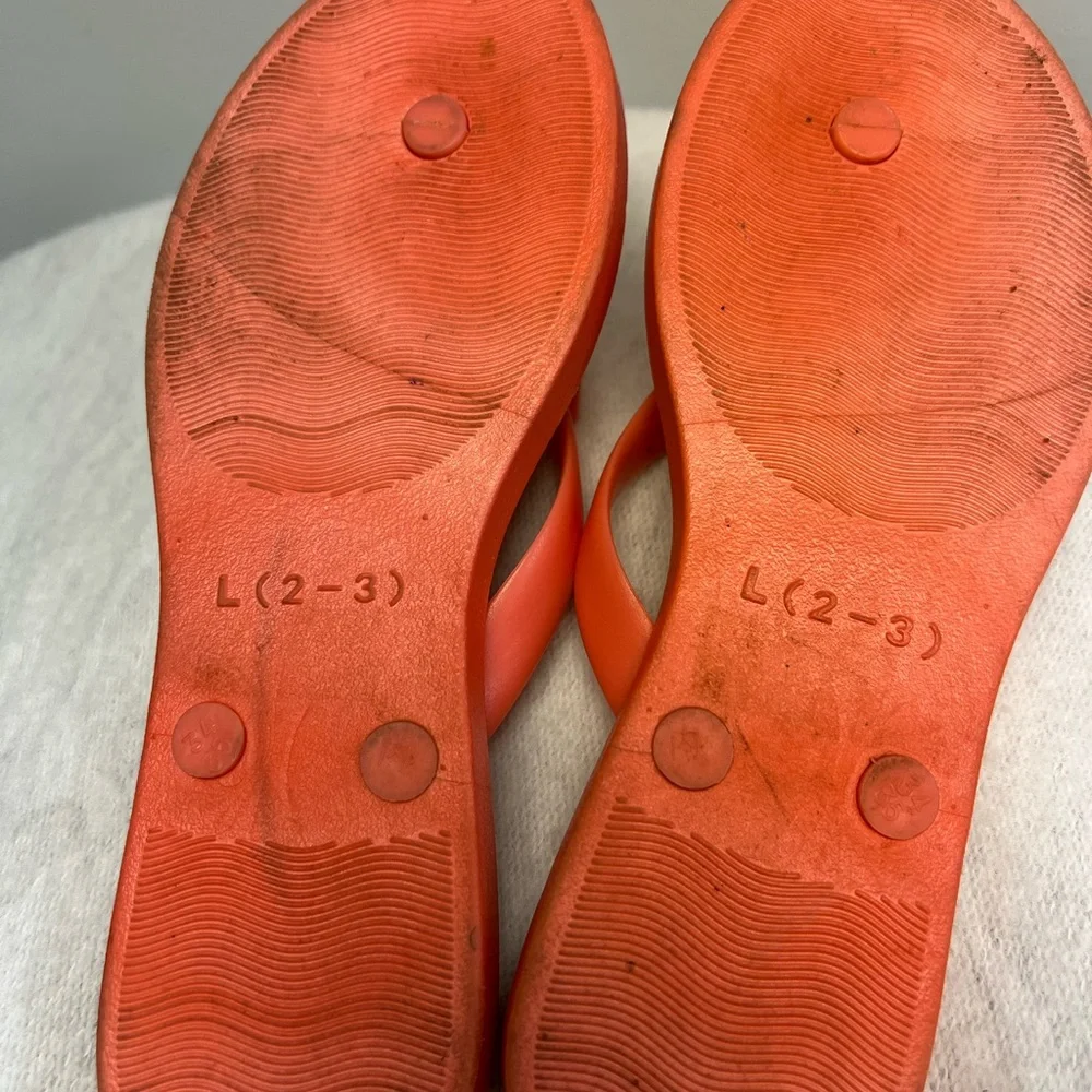 Bebe Girls Coral/ Gold Emblem flip flops, Size: Large 2-3,‎ Pre-Owned